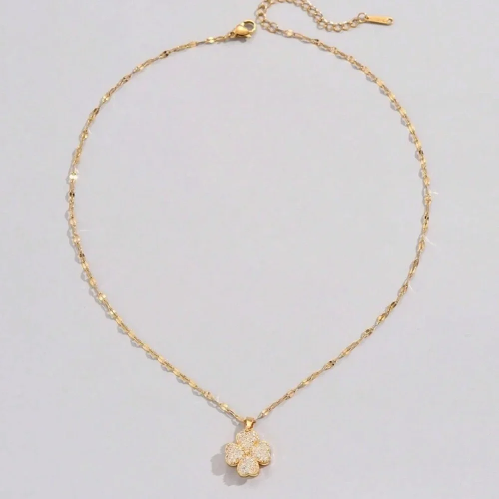 Elegant Gold Flower Pendant Necklace